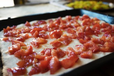 Pizza Hamur parçaları taze domates ile