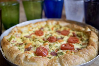 Quiche Lorraine pasta ile sebze çeşitli