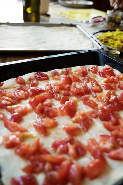 Pizza Hamur parçaları taze domates ile