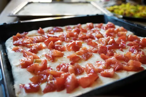 pizza hamuru tepsi fırın içinde taze domates ile