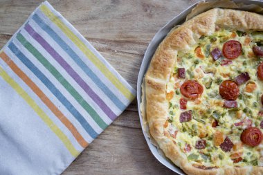 Quiche Lorraine pasta ile sebze çeşitli