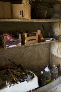 bir Bodrum Antik nesnelerle eski dolap