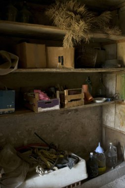 bir Bodrum Antik nesnelerle eski dolap