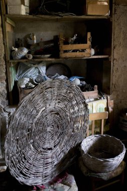 Eski bir bodrum katında bir çiftlik hasır sepetleri