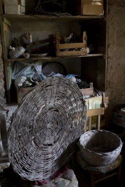 Eski bir bodrum katında bir çiftlik hasır sepetleri