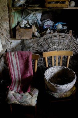 bir Bodrum odasında hasır sepet