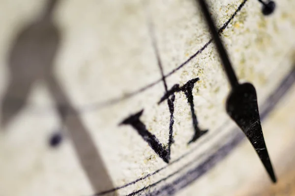 Tijd: Close-up van het Romeinse nummer van een klok — Stockfoto