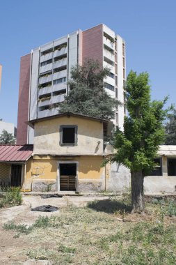 kontrast arasında eski ve yeni bir kulübe ve bir bina ile