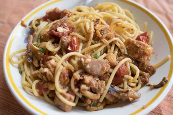 Spaghetti met zwaardvis en tomaten — Stockfoto