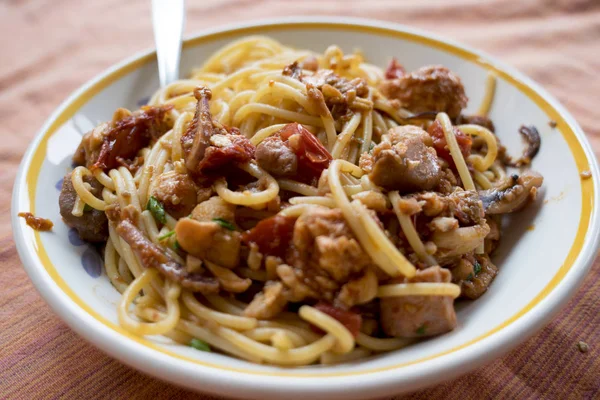 Spaghetti à l'espadon et aux tomates — Photo