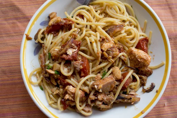 Spaghetti met zwaardvis en tomaten — Stockfoto