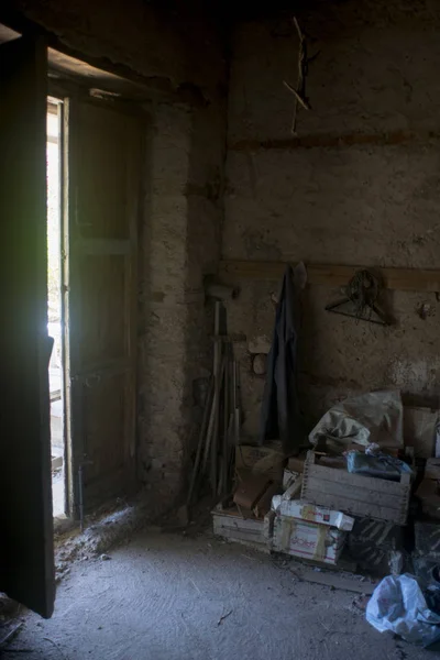 Chiaroscuro of a door on a hut — Stock Photo, Image