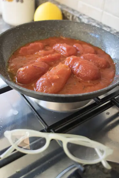 Att göra sås woth skalade plommon tomater — Stockfoto