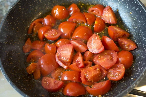 Voorbereiding van tomatensaus in de pan — Stockfoto