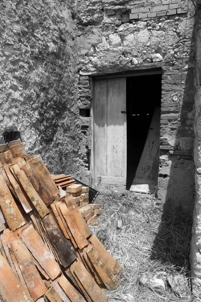 Старый разоренный барак — стоковое фото