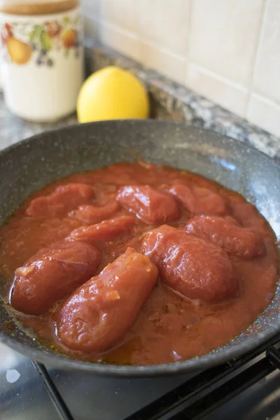 Maken van saus met gepelde tomaten van de pruim — Stockfoto