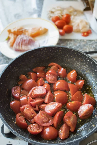 Voorbereiding van tomatensaus in de pan — Stockfoto