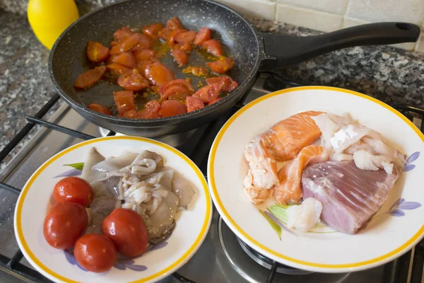Zeevruchten saus met verse tomaten en gemengde vis — Stockfoto
