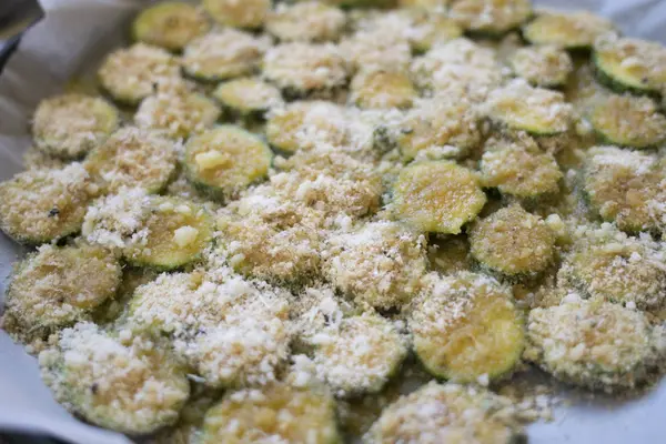 Gratin van courgette met Parmezaanse kaas en de ' breadcrumb ' — Stockfoto