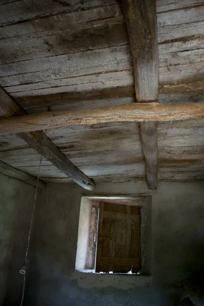 오래 된 천장 목재 들보 — 스톡 사진