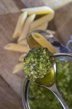 Ev yapımı pesto soslu makarna