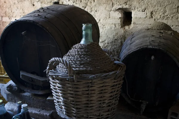 Старый погреб с выдержанным вином и старинными бочками — стоковое фото