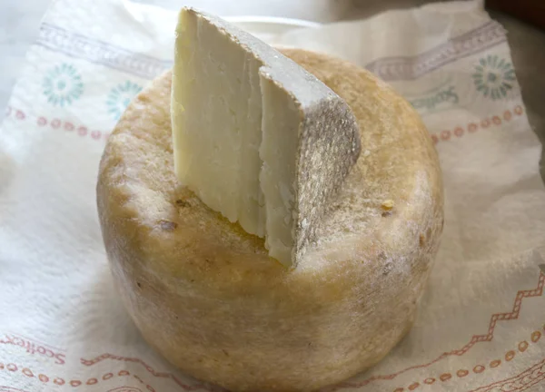 Trozo de queso pecorino toscano — Foto de Stock