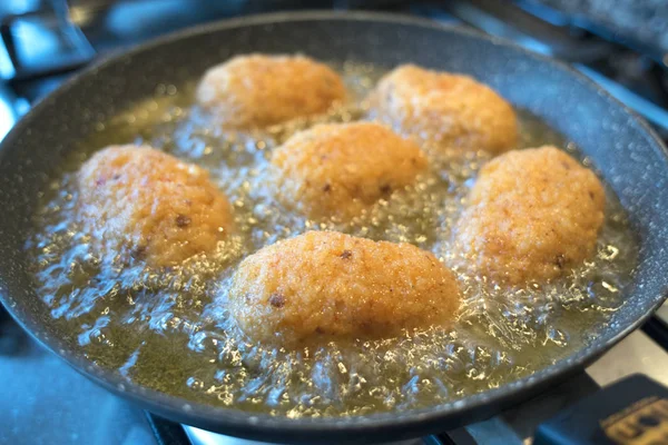 Croquetes de arroz fritando em azeite — Fotografia de Stock