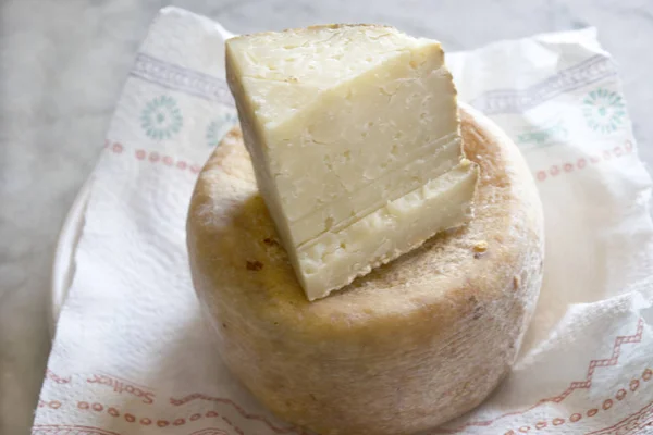 Stukje Toscaanse pecorino kaas — Stockfoto