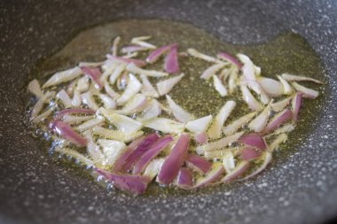 tava içinde sote doğranmış soğan