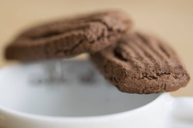 Kurutulmuş çikolata bisküvi ve kahve