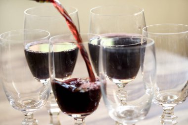 Kırmızı şarap içmek. 