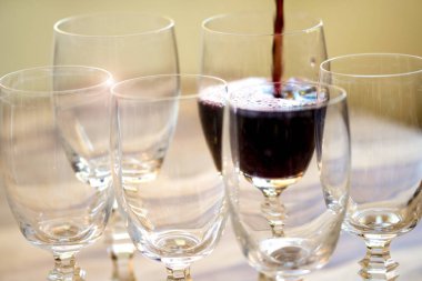 Kırmızı şarap içmek. 