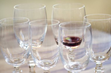 Kırmızı şarap içmek. 