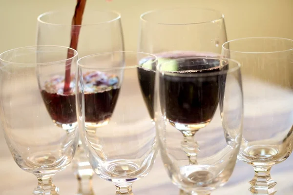 Питьевое красное вино — стоковое фото