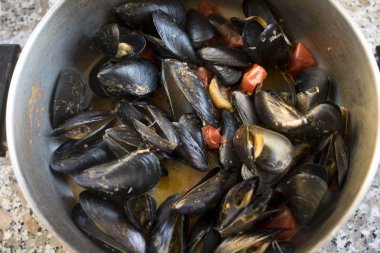 Biber suyu midye pişirme