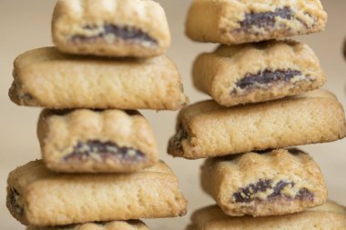 doldurulmuş kahvaltı bisküvi yığını