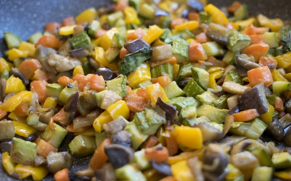 Gehakte ratatouille, gebakken in de pan — Stockfoto