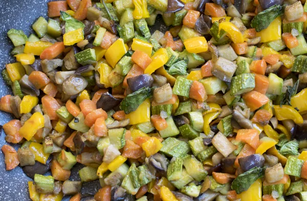 Gehakte ratatouille, gebakken in de pan — Stockfoto