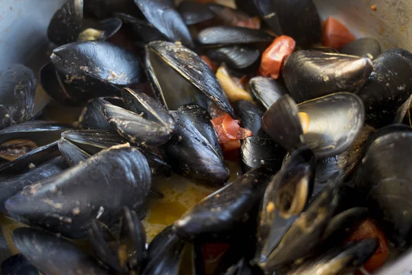 Biber suyu midye pişirme