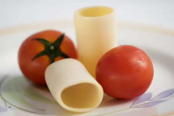 Paccheri no molho de tomate fresco — Fotografia de Stock