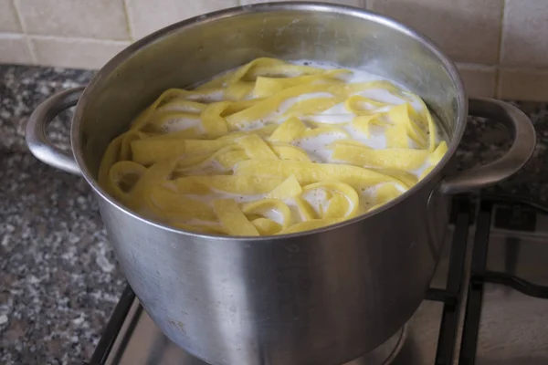 Cooking tagliatelle in pot — Stock Photo, Image