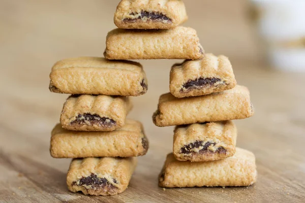 Stapel gevulde ontbijt chocolade koekjes — Stockfoto
