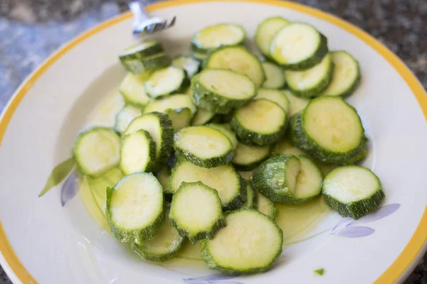 Förbereda skivad zucchini gratäng — Stockfoto