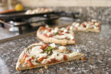Ev yapımı pizza mozzarella ve domates dilimleri