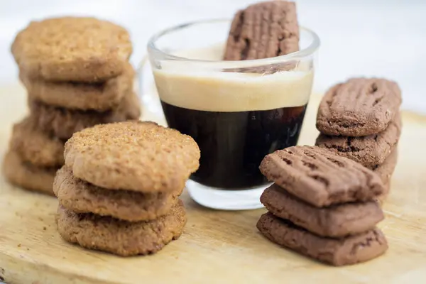 Печиво, замочене в каві еспресо — стокове фото