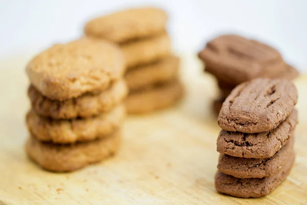 Gedroogde koekjes op de chocolade en vanille — Stockfoto