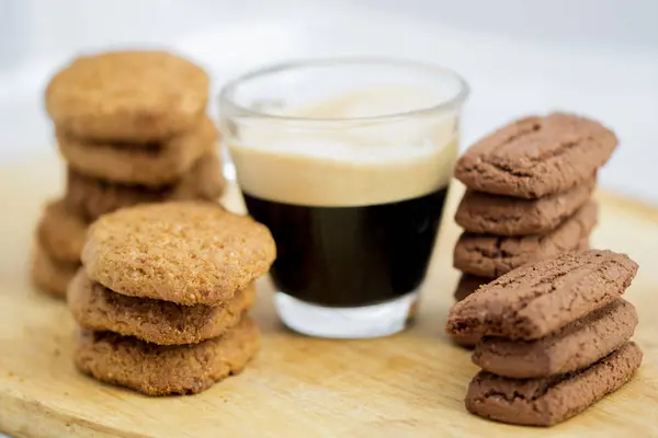 Кава еспресо та сушене печиво — стокове фото