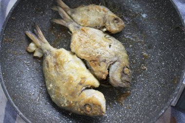 Mavi balık kızartma tavada