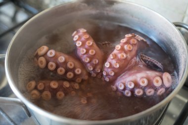 kaynar suda orijinal ahtapot yemek